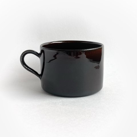 シンプルなマグカップ(ダークブラウン・横長) コーヒーカップ / 陶器