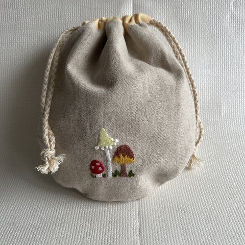 きのこたちの手刺繍丸い巾着袋