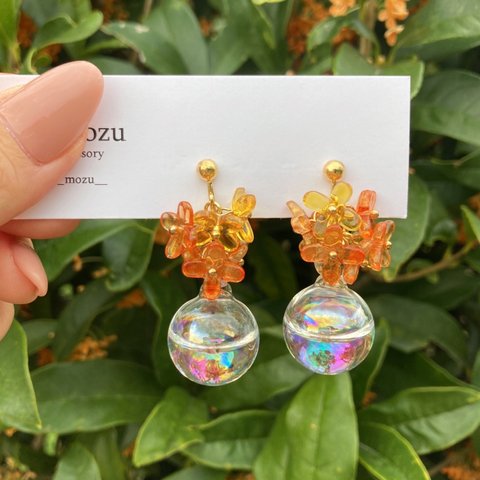 金木犀 bubbleピアス/イヤリング𖧷 金木犀 をイメージしたお花と シャボン玉 のような 水入り ガラスドーム が目を惹きます𖧷