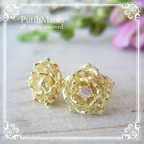 蓮の花を美しい透かしの細工で表現してCZ一粒石を入れた小さめトップのゴールドピアス (p-ch61-g)