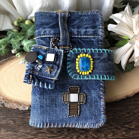 ビンテージデニムとクロスの刺繍のスマホケース（手帳型）・デニムとビーズ刺繍のキーホルダーチャーム付き/メンズ・メンズライク／天然石・ターコイズ・水晶・ヘマタイト・ジェイド／リメイクデニム