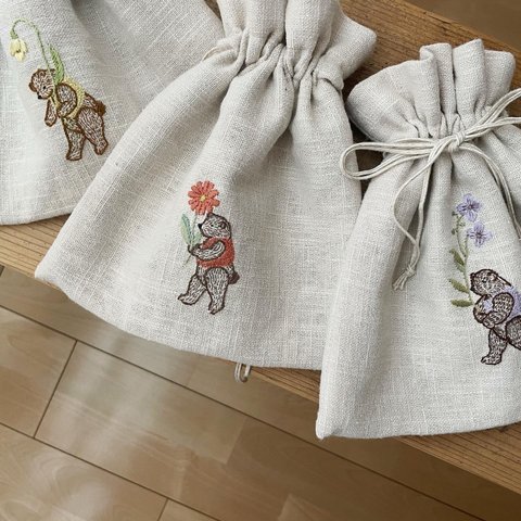 【春告げるクマ】手刺繍巾着バッグ