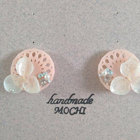 MOCHI＊桃色のレースとプリザーブドフラワーのピアス/イヤリング 