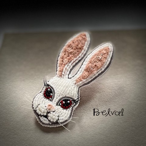 ビーズ刺繍のブローチ　-妖艶なうさぎさん- rabbit