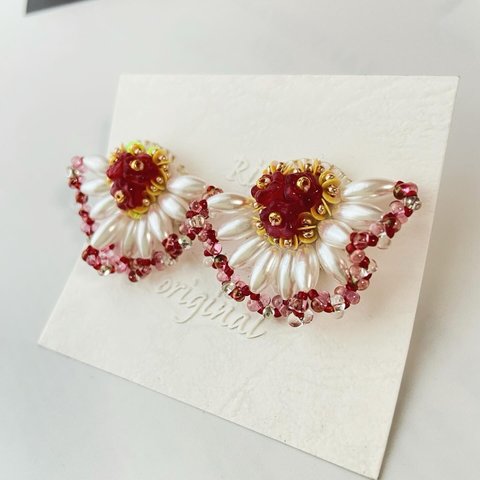 ビーズ刺繍ピアス　サージカルステンレスピアス　パール　スパンコール　チェコビーズ