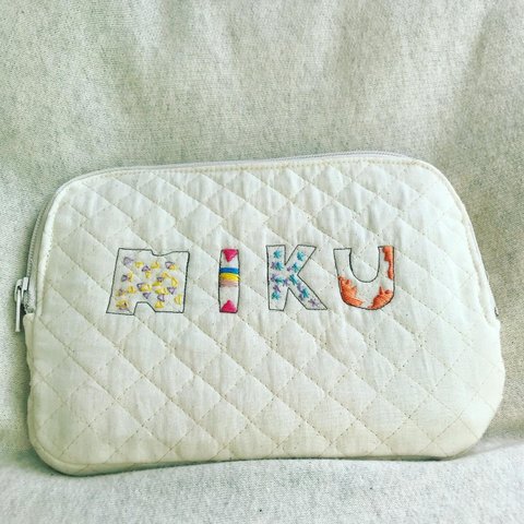 赤ちゃんを抱っこしても使いやすい。世界で一つのお名前刺繍母子手帳ケース