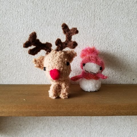 編みぐるみのトナカイさんと雪ダルマちゃん