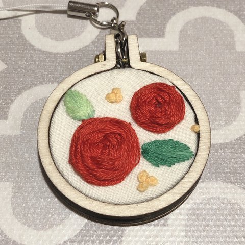 バラ刺繍チャーム