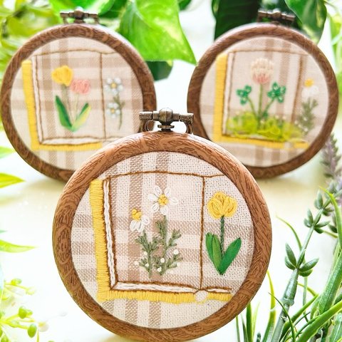 【刺繍】植物図鑑 カモミール ／手刺繍／お花刺繍／ミニサイズ／送料無料／ラッピング無料／刺繍枠／刺繍フレーム／お花／お花シリーズ／カミツレ