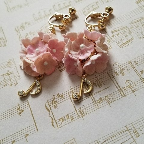 【再販×3】小花（紫陽花）と音符のイヤリング/ピアス(桜貝色)