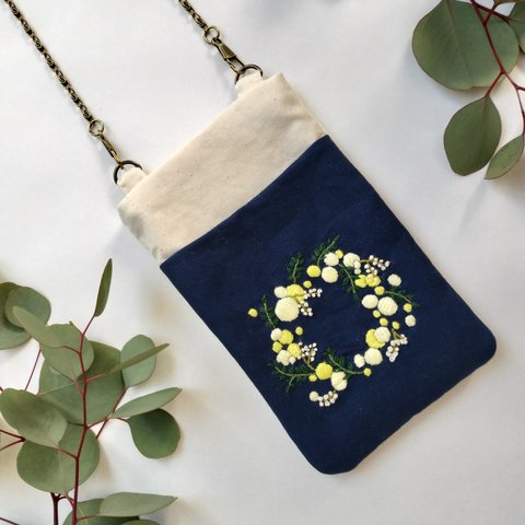 刺繍のシンプルなスマホショルダー【かすみ草のホワイトリース】