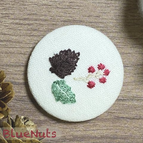 〖松ぼっくりとヒイラギ〗刺繍のくるみボタン ブローチ🎄