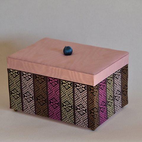 【カルトナージュ】タイのファブリックで作るインテリア小箱　ナンダイヤ柄　桜色