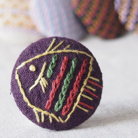 お魚刺繍のブローチ  まんぼう