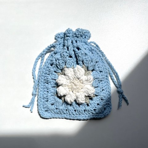 花のクロシェ巾着(S)×ライトブルー