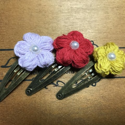 毛糸の花のヘアピン