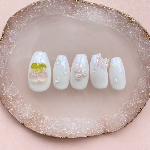 紫外線で色が変わる🍒　さくらんぼネイル　/ 白　ホワイト　蝶々　ガーリー　お花　チェリー　春ネイル　水滴　夏ネイル　uv 韓国　ワンホンネイル　フラワー　春　夏　ネイル　ネイルチップ