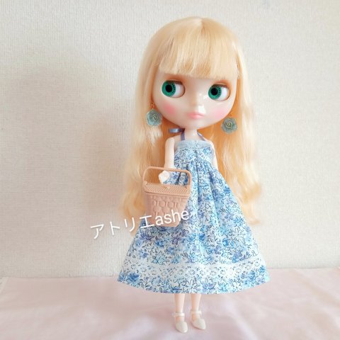 送料無料「ホルターネックの花柄ワンピース（ブルー）」ネオブライス・リカちゃんの服 （ブライス 服 ワンピース アウトフィット レース 花柄）