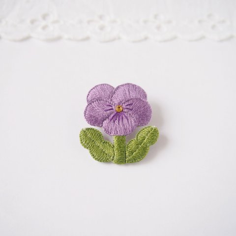 ［受注制作］ビオラ一輪の刺繍ブローチ short（light purple）