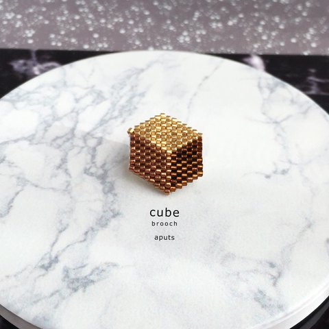 cube (brown) (brooch)