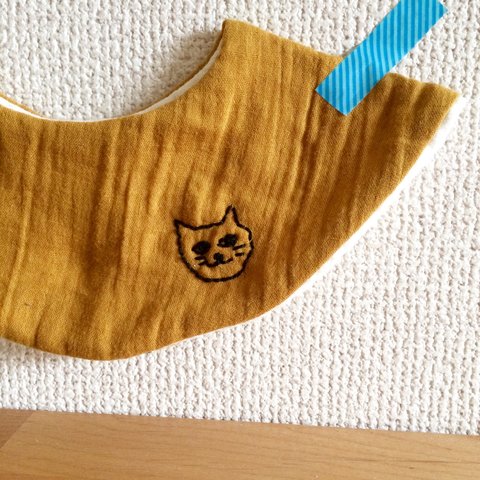 ねこ刺繍の まーるいスタイ   マスタード