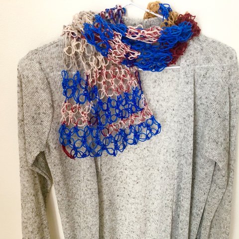 手編みの透かし模様のふんわりストール　ブルー&レッド　小さめサイズ