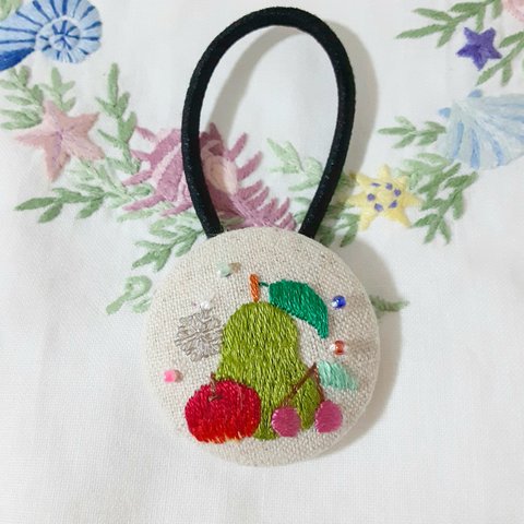 【試作品】フルーツ🍐🍒🍎のビーズ刺繍ヘアゴム(くるみボタン)