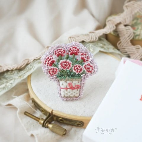 母の日ギフトにぴったり！カーネーション刺繍ブローチ ~Niwa~　刺繍 ブローチ