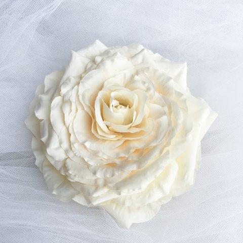 ウェディングヘッドドレス　オフホワイトの大輪のバラ 