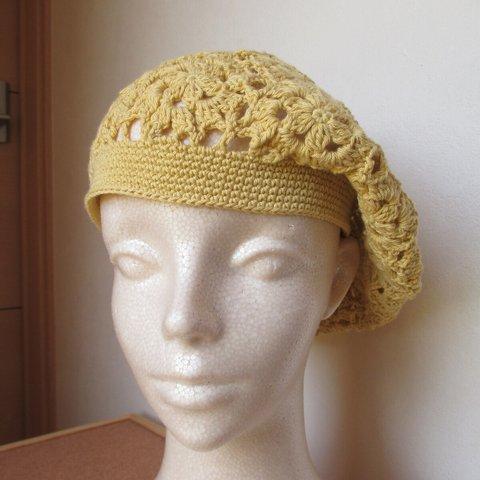 モチーフ編みの黄色のベレー帽