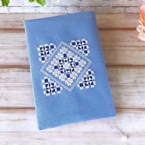 幸せクローバー刺繍のブックカバー（文庫本）