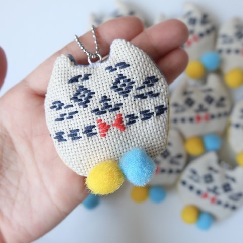 ウクライナ支援🇺🇦こぎん刺しネコキーホルダー【チャリティー☺︎刺繍】猫♡刺し子