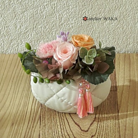 ♡パステルカラー♡　2連タッセル入り　バラとカーネーションのプリザーブドフラワーアレンジメント（Pink＆orange）