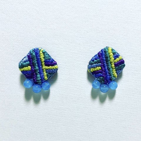 ヒシガタ刺繍ピアス　ブルー