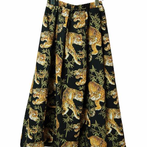虎　和柄　フレアプリーツロングスカート:ブラック