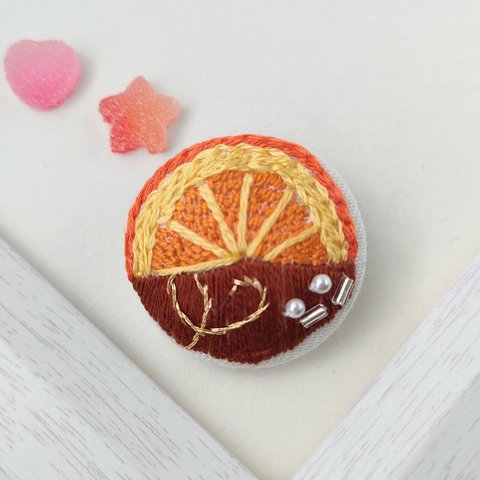 【受注製作】オレンジチョコレートの刺繍ミニブローチ