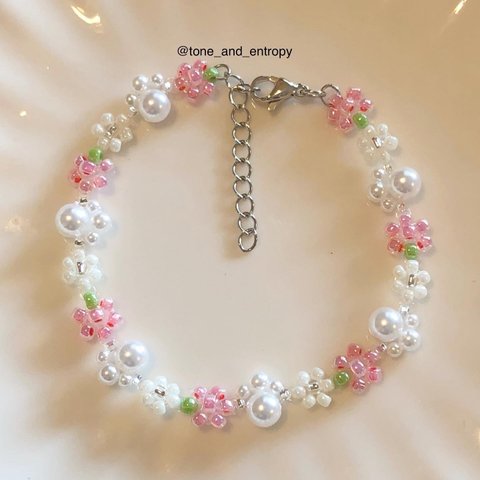 パールを散りばめたいちごのビーズブレスレット / Pearl & strawberry beaded flowers bracelet