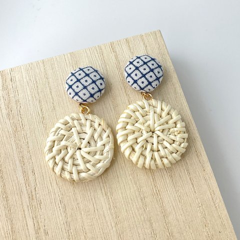 手染め pierced earrings 釦+　鹿子 籐白