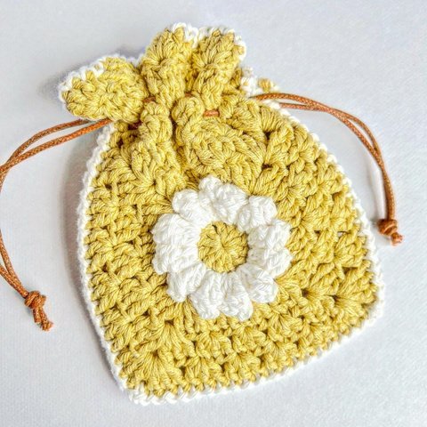ぷっくりお花モチーフの編み物巾着
