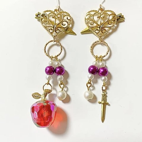 女王とリンゴのイヤリング/ピアス