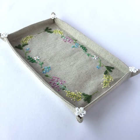 花の刺繍の小物入れ