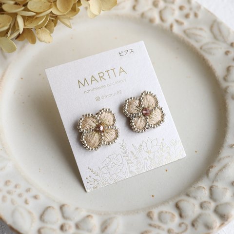 刺繍ピアス✧ベージュのお花ピアス