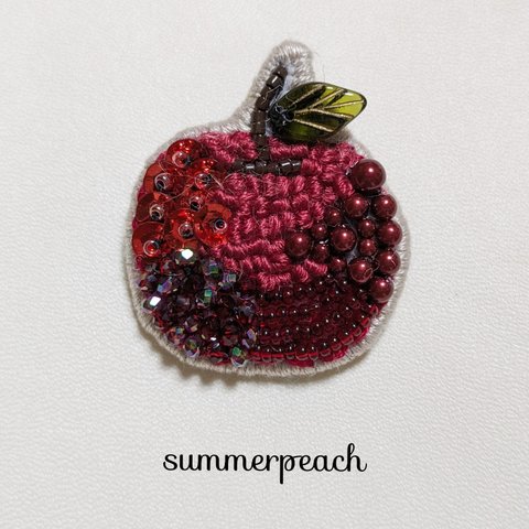 りんごの刺繍ブローチ