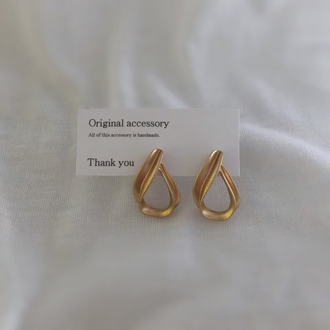 アレルギー対応✴︎再販13♡マット ゴールド♡twist drop♡ピアス