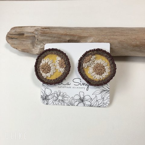 ガーベラ　刺繍イヤリング　ピアス