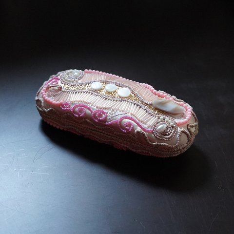 ビーズ刺繍の眼鏡ケース　ハードケース　両面刺繍　ピンク　サテン