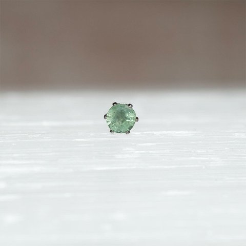 グリーンカイヤナイト・ピアス　4mm（片耳）☆サージカルステンレス