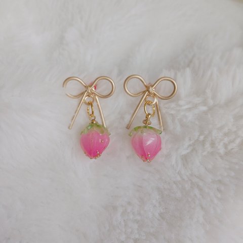 ワイヤーリボンピアス🎀つぼみイチゴ ピンク系