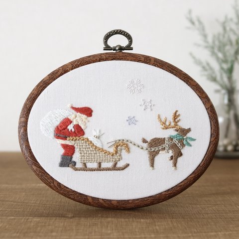 クリスマス＊出発前のサンタとトナカイ　手刺繍パネル［受注制作］