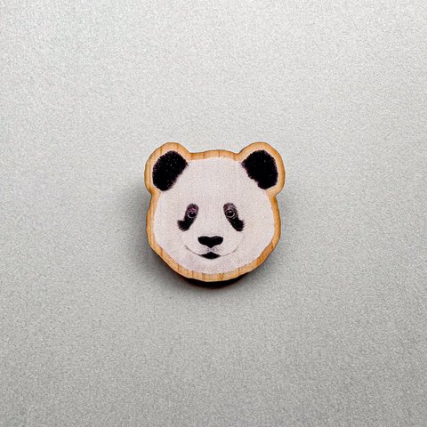 【New】木製の動物ブローチ　ジャイアントパンダA